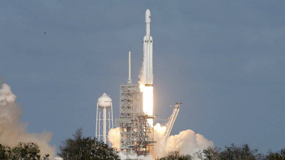 El Falcon Heavy despegando en Cabo Cañaveral. FOTO: JOE SKIPPER (REUTERS) 