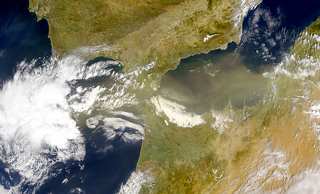 Imagen de satélite donde se aprecian los dos escenarios meteorológicos más frecuentes que depositan grandes cantidades de virus (borrascas procedentes del Atlántico) y bacterias (intrusiones de polvo Sahariano) en las altas montañas de Sierra Nevada y a escala global. / NASA Visible Earth