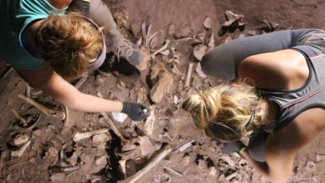 Hallan casi un centenar de cuerpos inhumados en la Cueva de Biniadrís (Menorca) con los que habrían realizado una serie de ceremonias fúnebres, inéditas hasta ahora en la Península Ibérica, que incluían trepanaciones y los primeros cabellos teñidos. Imagen: EFE