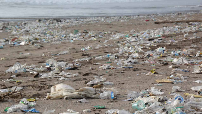 Residuos plásticos en la playa / hhach