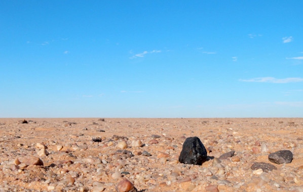 Fragmento negro del meteorito Almahata Sitta encontrado en el desierto de Nubia al norte de Sudán. (Foto: SETI Institute/NASA Ames)